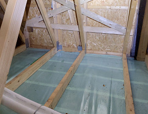 Zateplení stropu novostavby rodinného domu pomocí foukané izolace